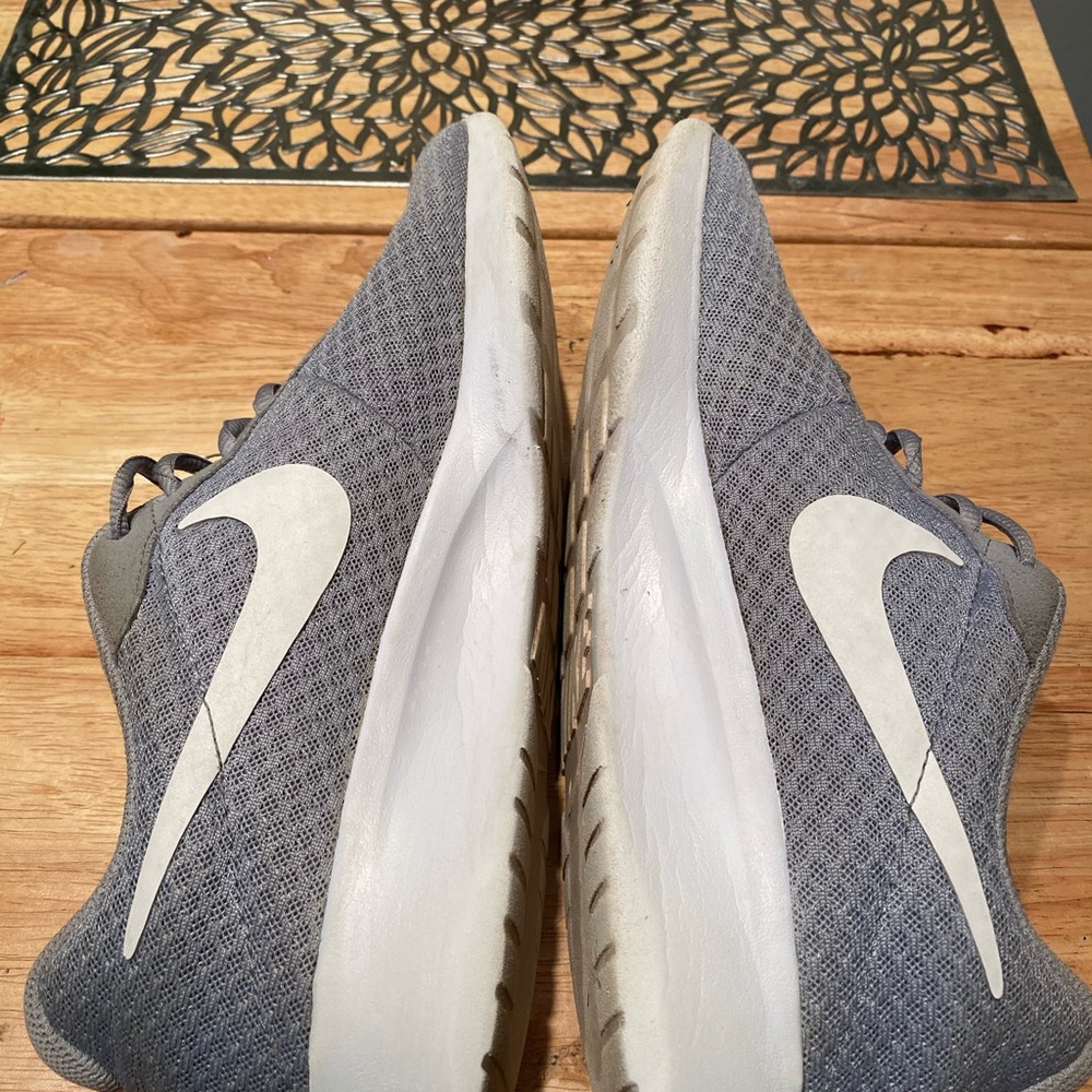 Nike Men’s  Tanjun Shoes gray size 8 - Picture 3 of 4